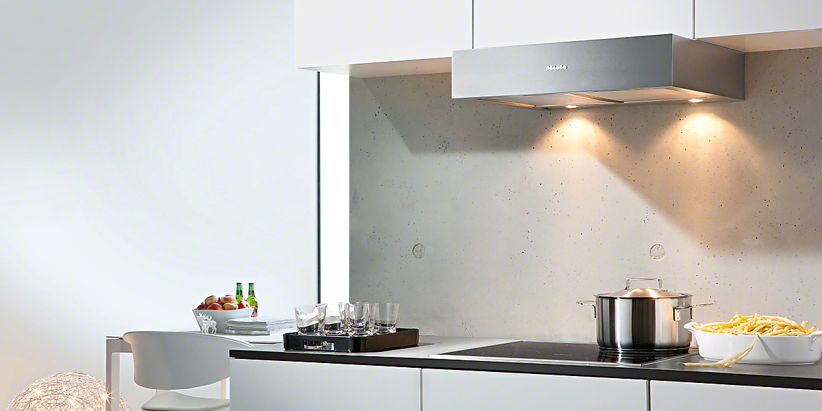 Светодиодные лампы служат дополнительным источником света на кухне.